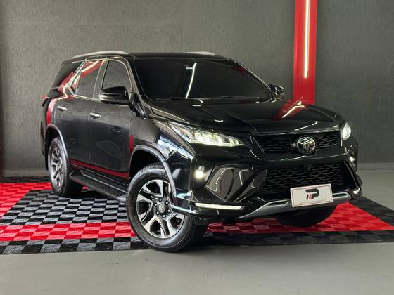 TOYOTA HILUX SW4 2.8 D-4D TURBO DIESEL DIAMOND 7L 4X4 AUTOMÁTICO